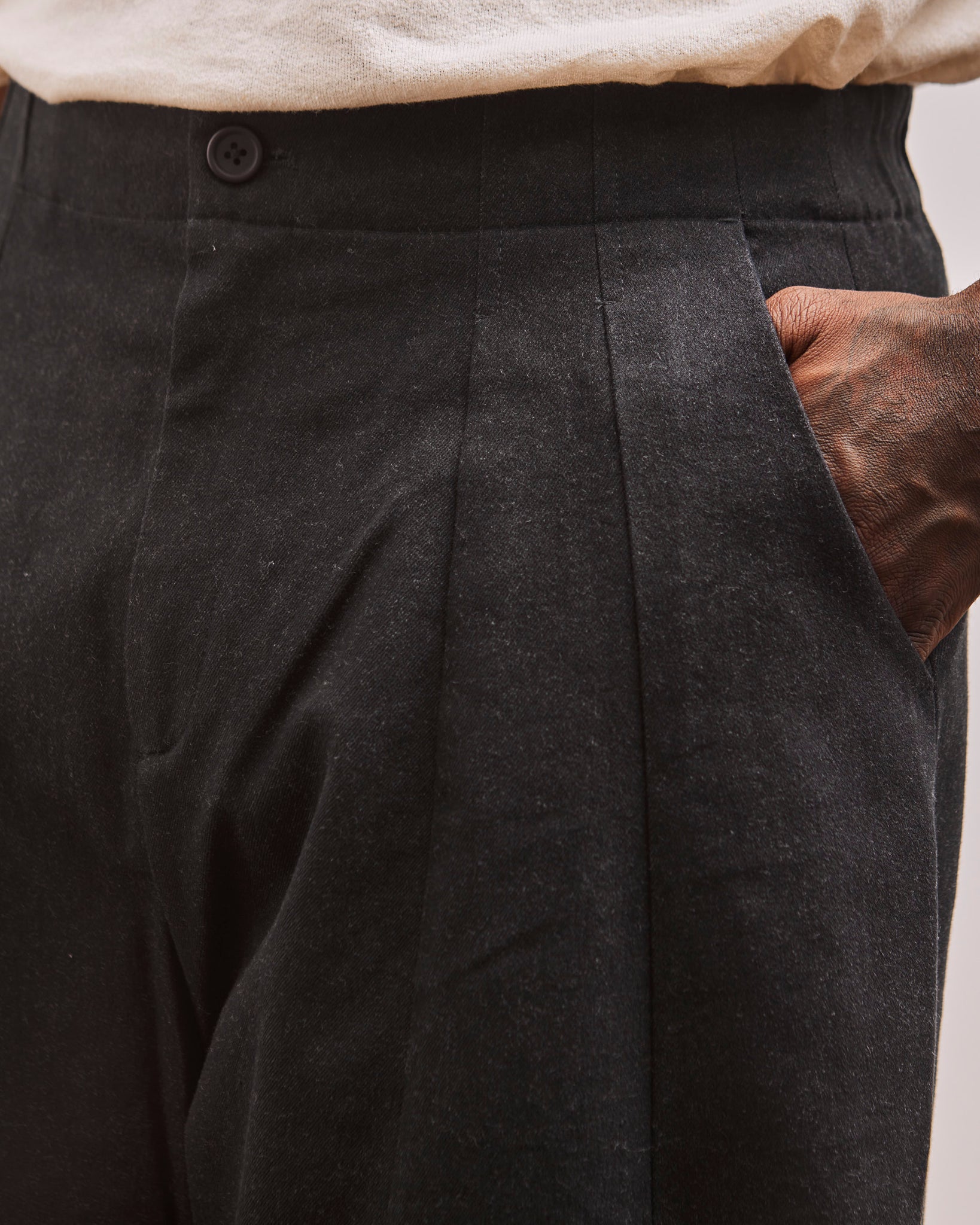 7115 Signature Pleated Trouser, Navy Black, pleat and front pocket detail