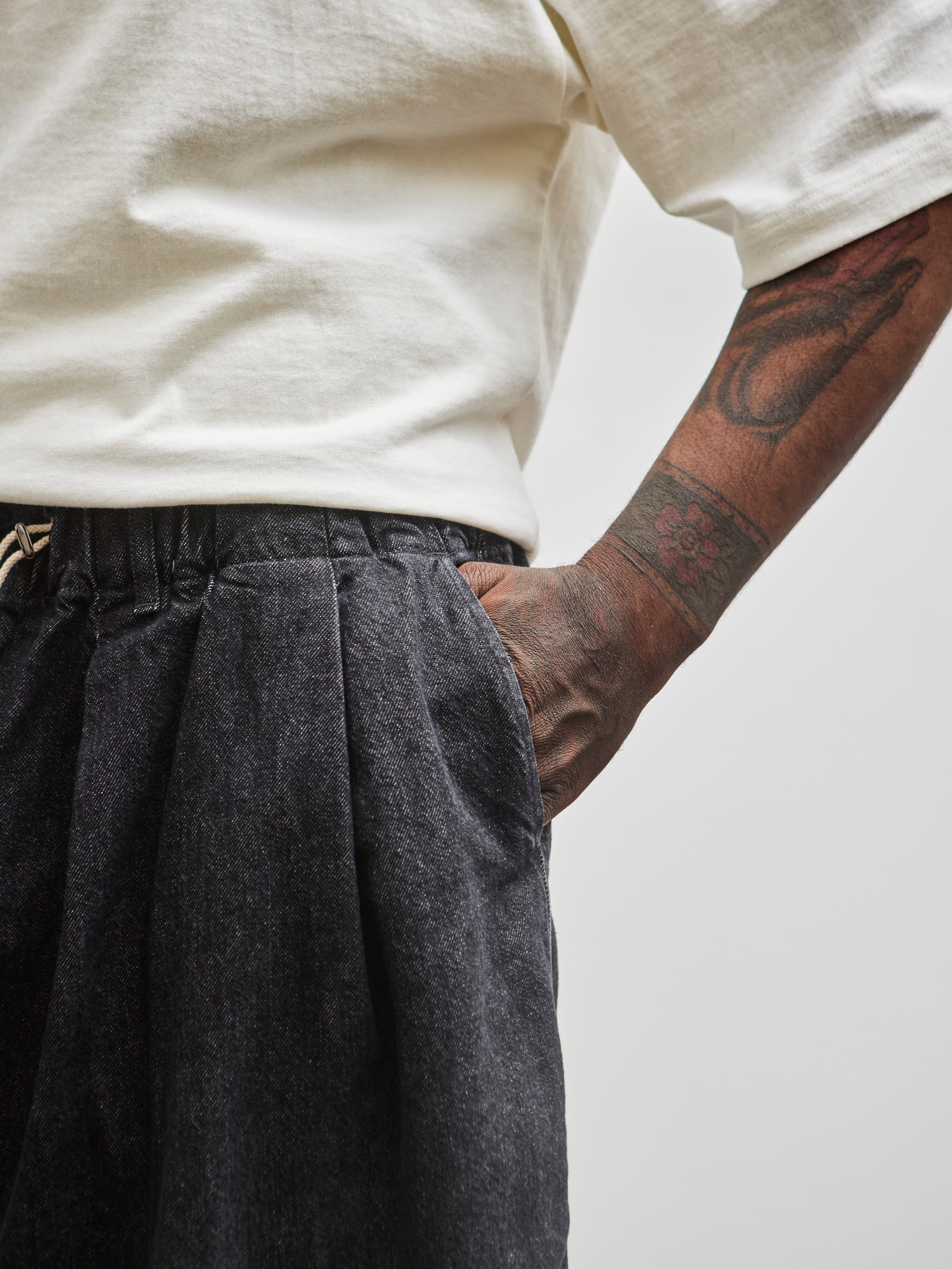 Sillage circular pants denim デニム 黒 Sillage Circular Pants, Denim Washed Black – Glasswing