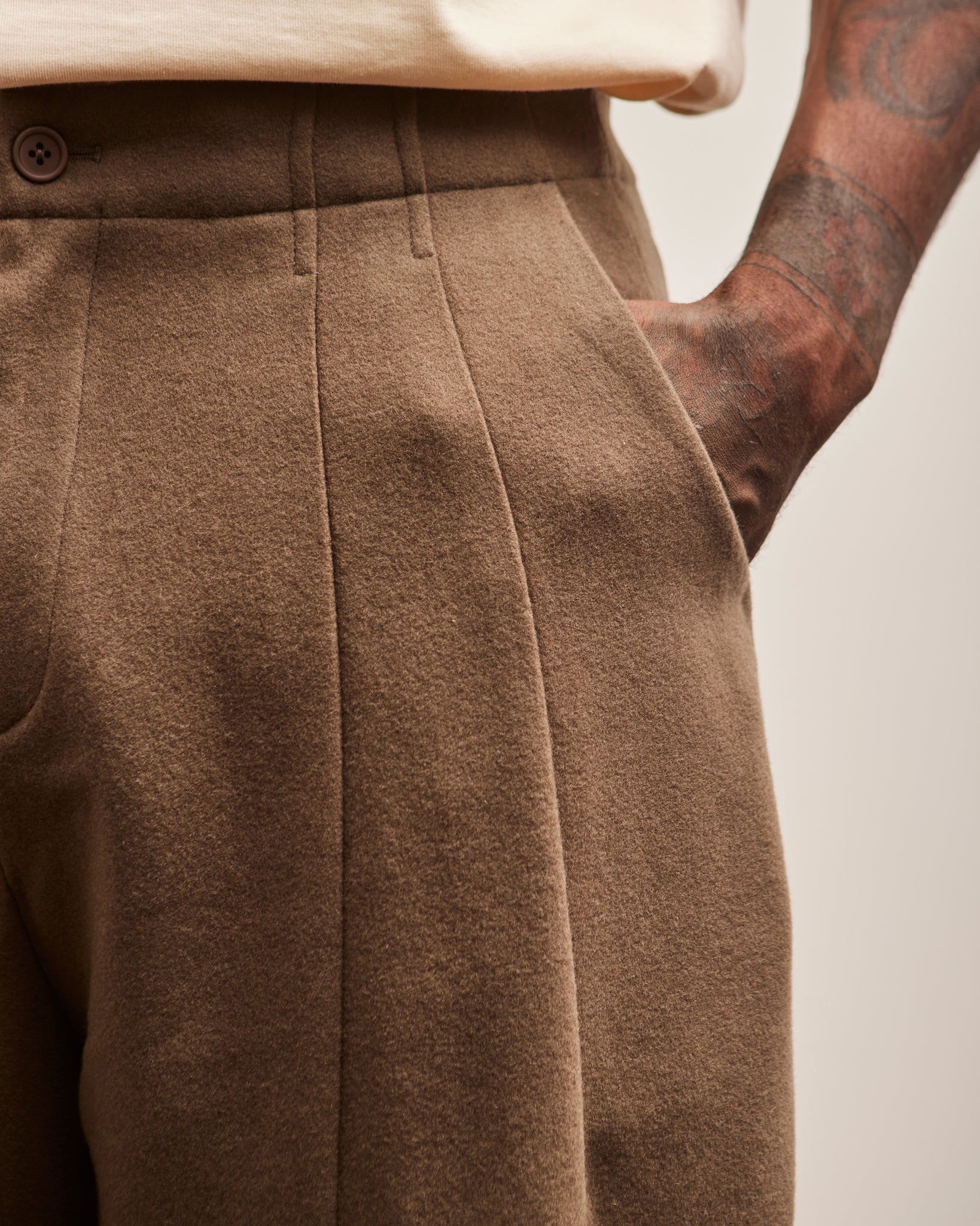 7115 Unisex Wool Pleated Trouser, Umber