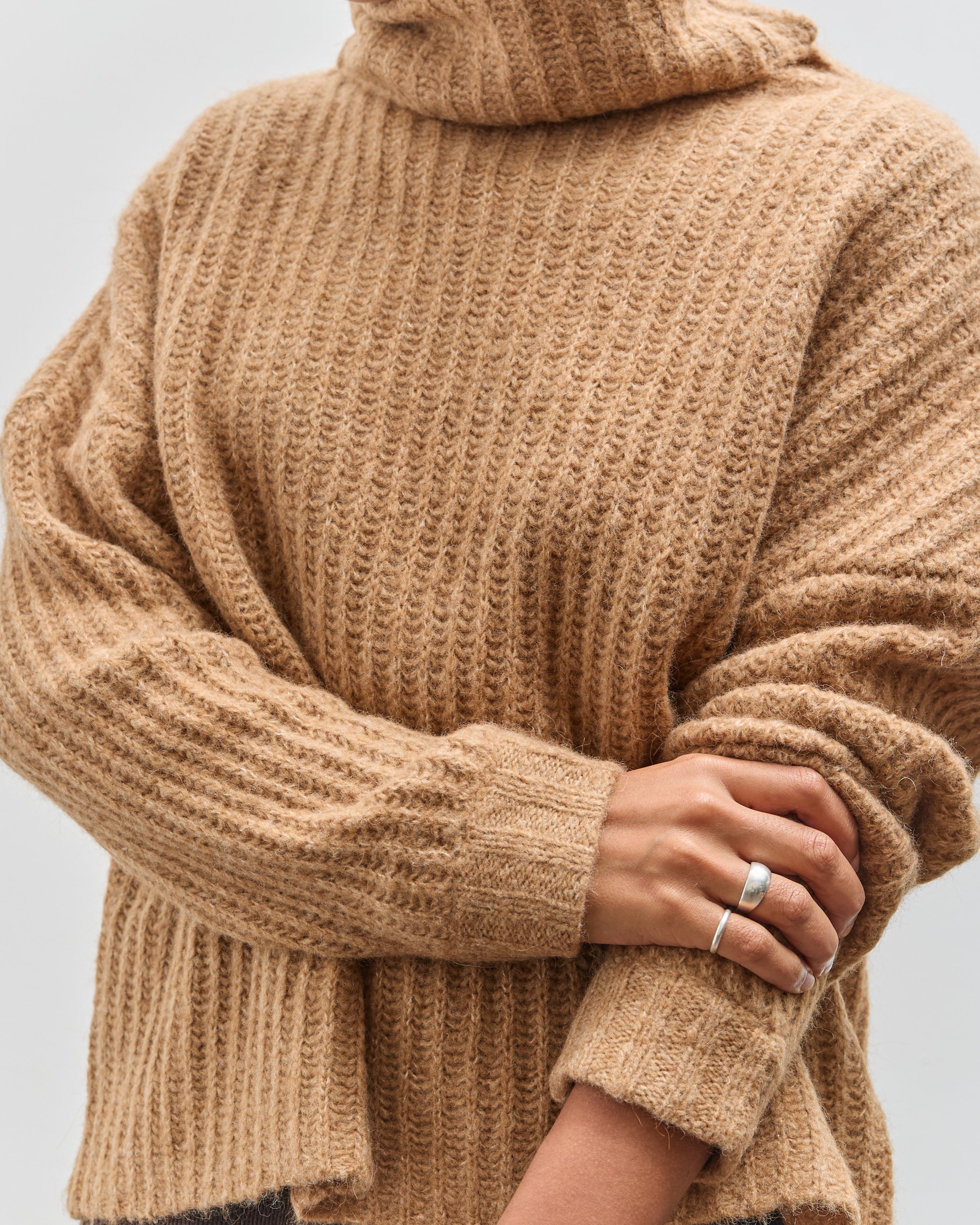 7115 by Szeki Chunky Turtleneck, Camel – Glasswing