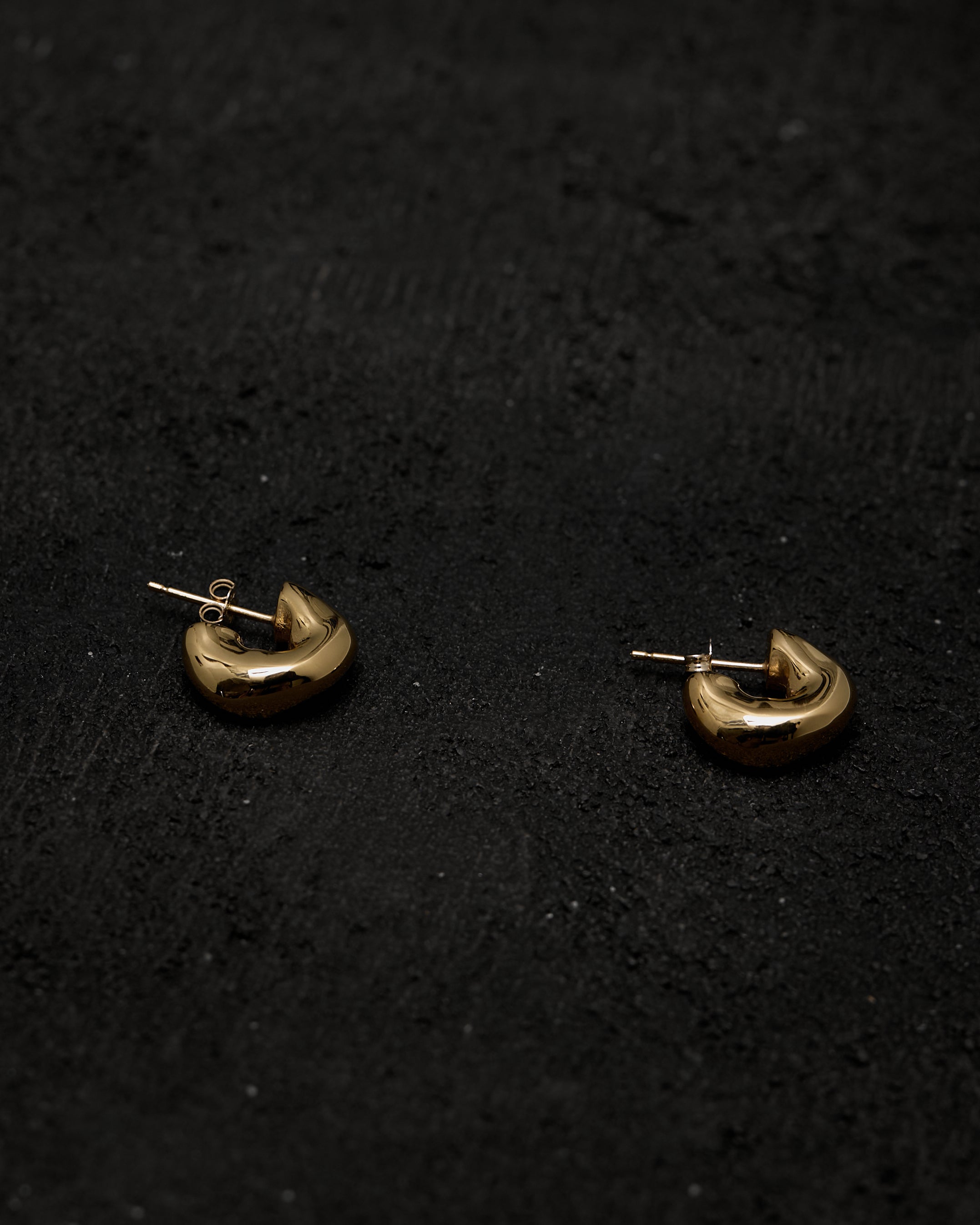 Agmes Mini Dahlia Huggies, Gold Vermeil – Glasswing