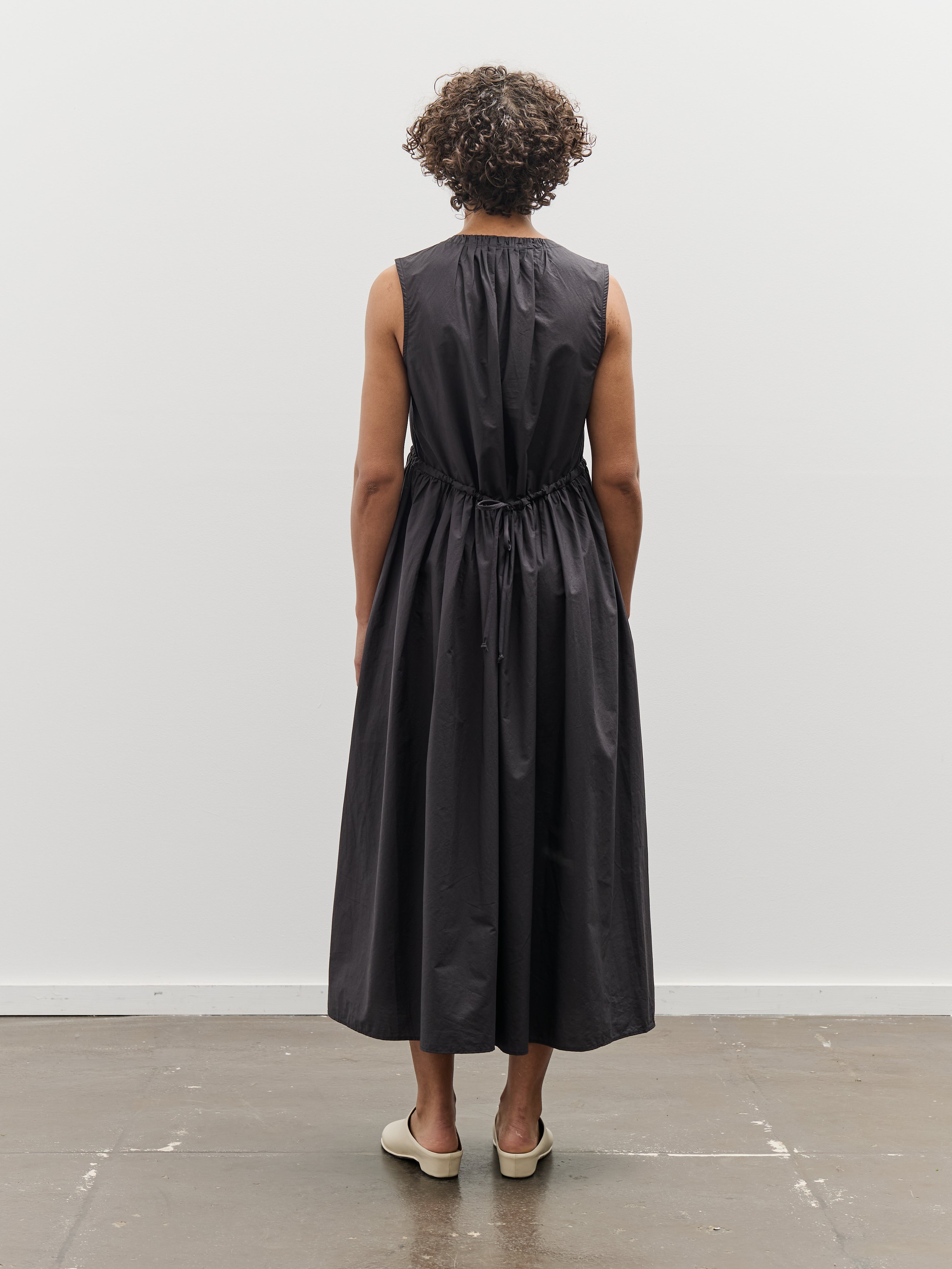 Black crane pleated dress グレーブラウン Black Crane Pleated V-Neck Dress, Black – Glasswing
