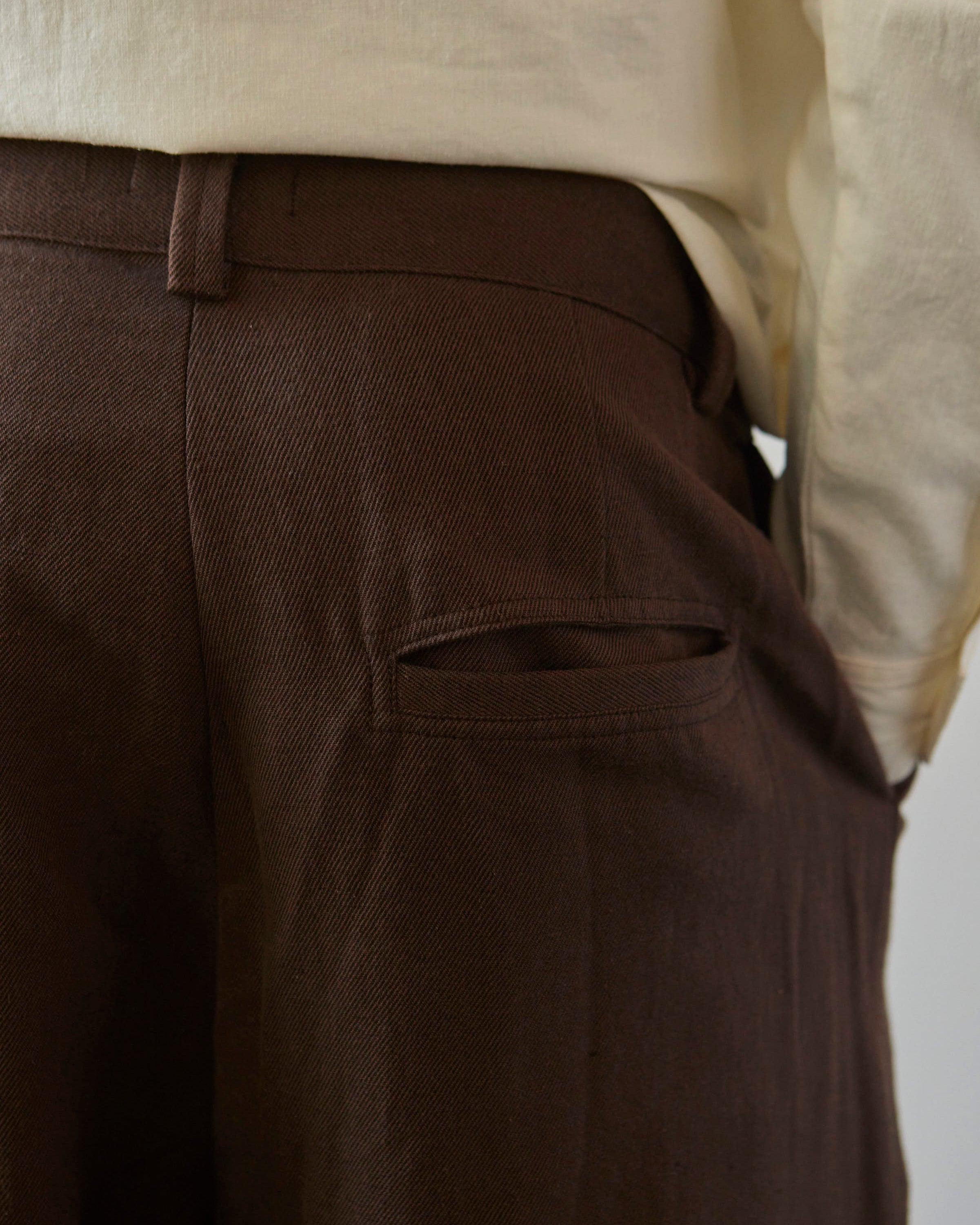 Evan Kinori Cotton/Linen Twill Single Pleat Pant, Brown – Glasswing