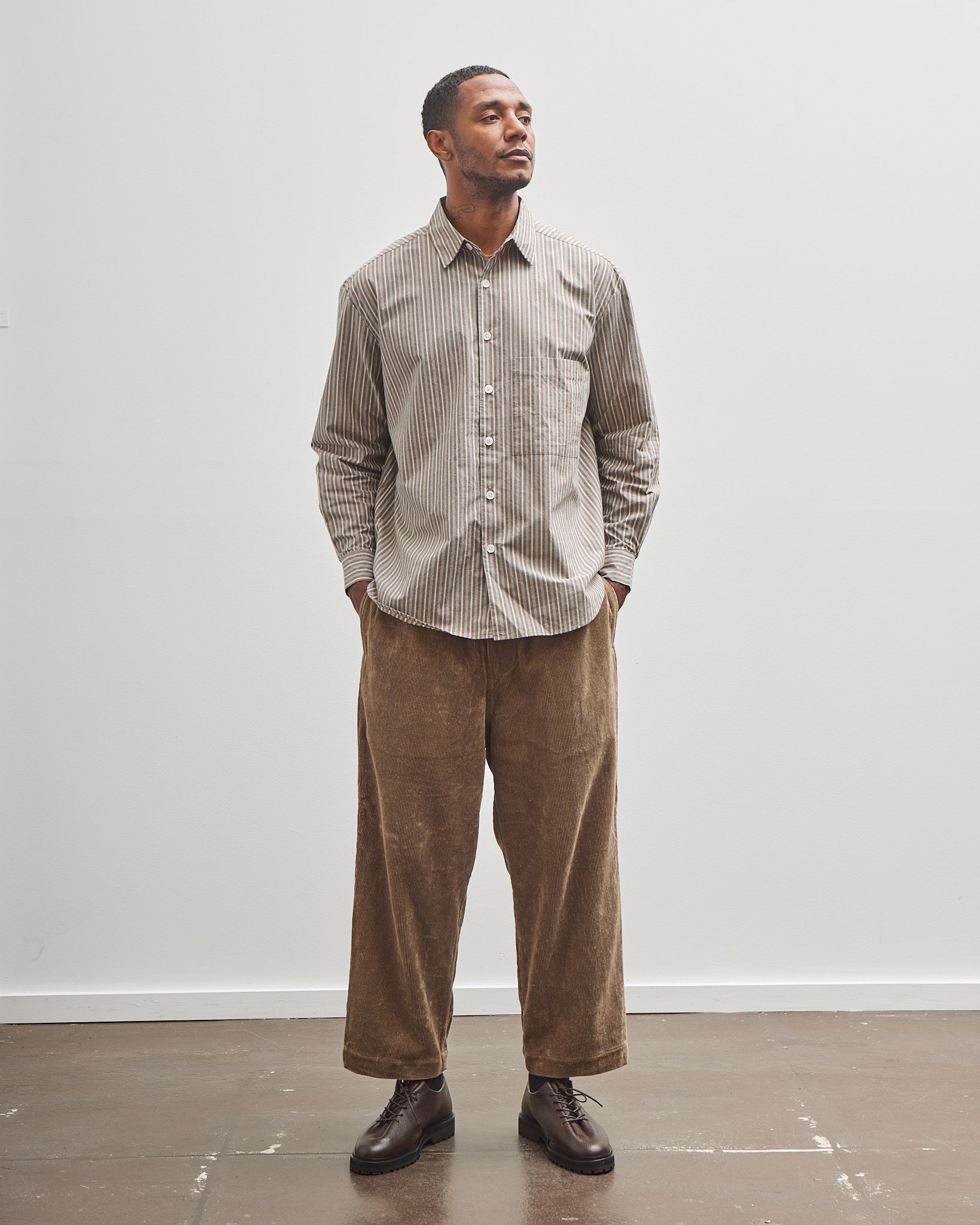 Evan Kinori Elastic Pant, Dark Taupe – Glasswing