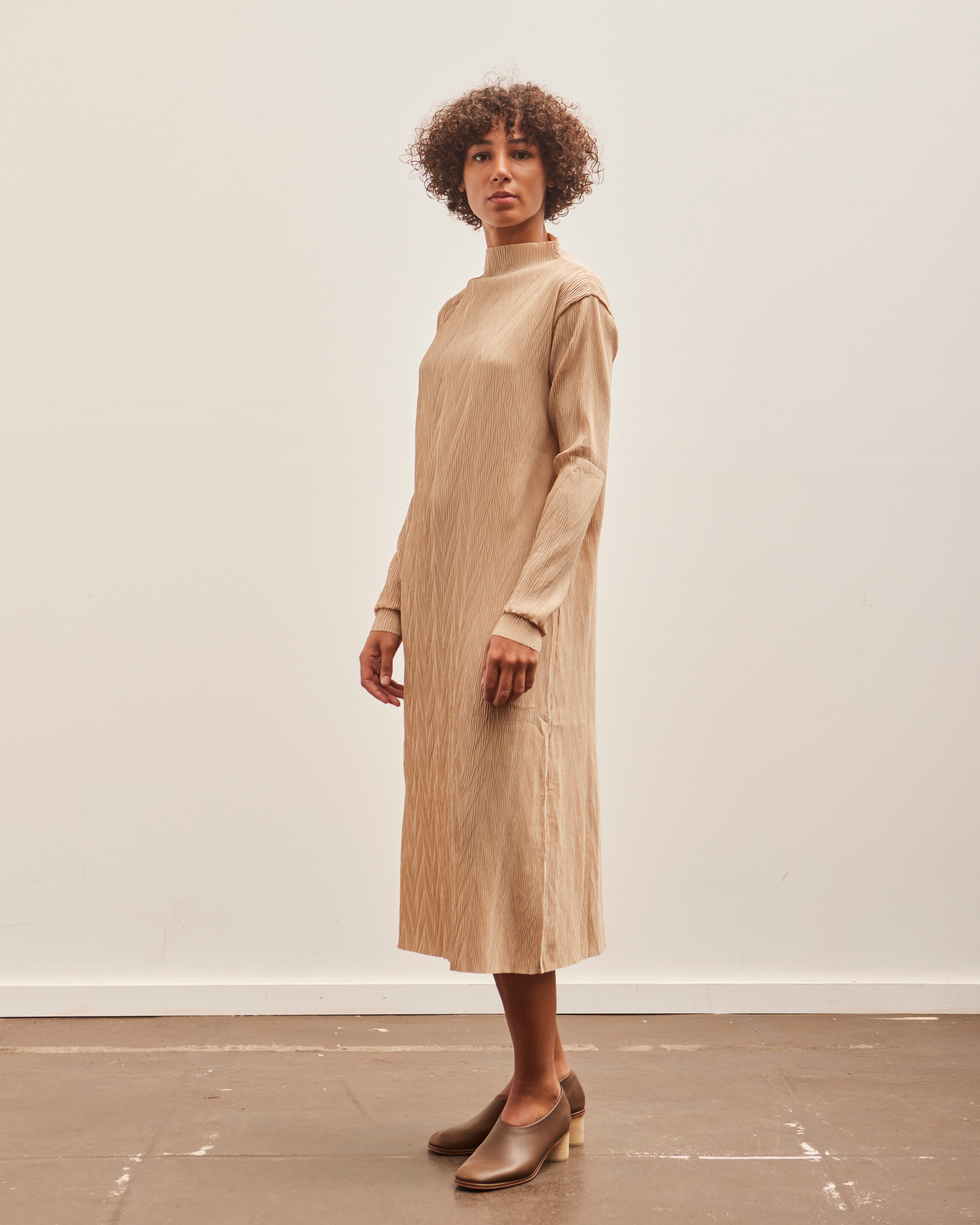 HENRIK VIBSKOVプリーツワンピース Henrik Vibskov Neptune Plisse Dress, Warm Sand – Glasswing