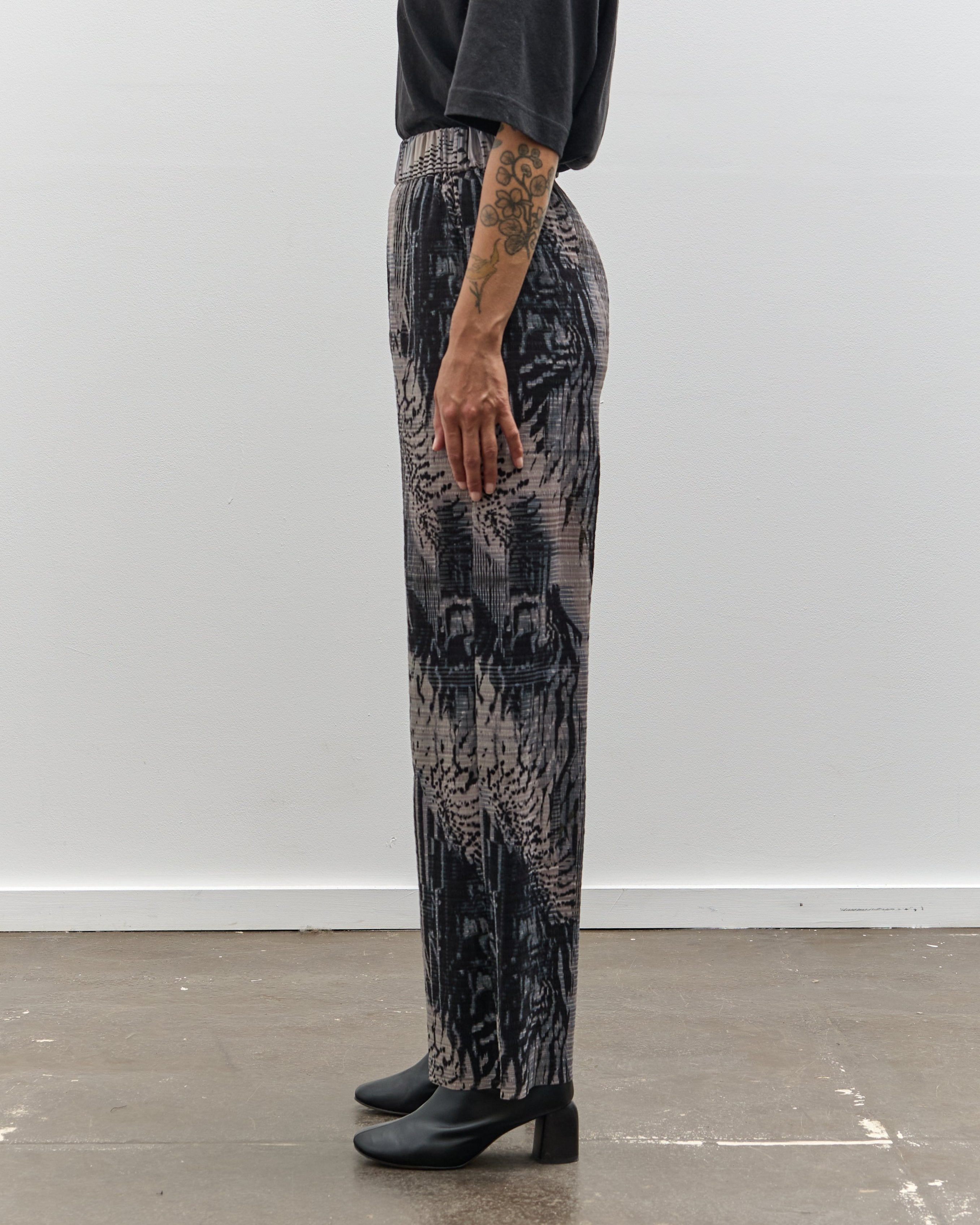 Henrik Vibskov Silhouette Plisse Pants, Beige Shadow Wing – Glasswing