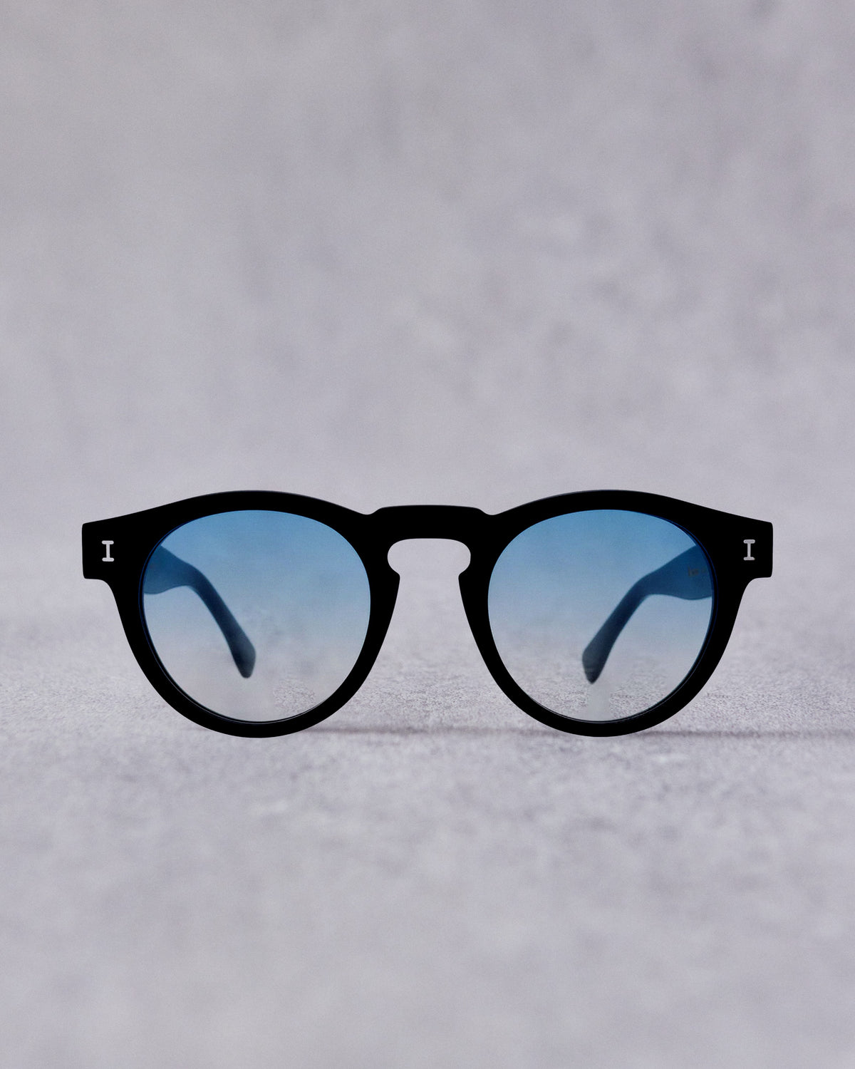 Illesteva Leonard Sunglasses, Black/Blue – Glasswing display picture 1