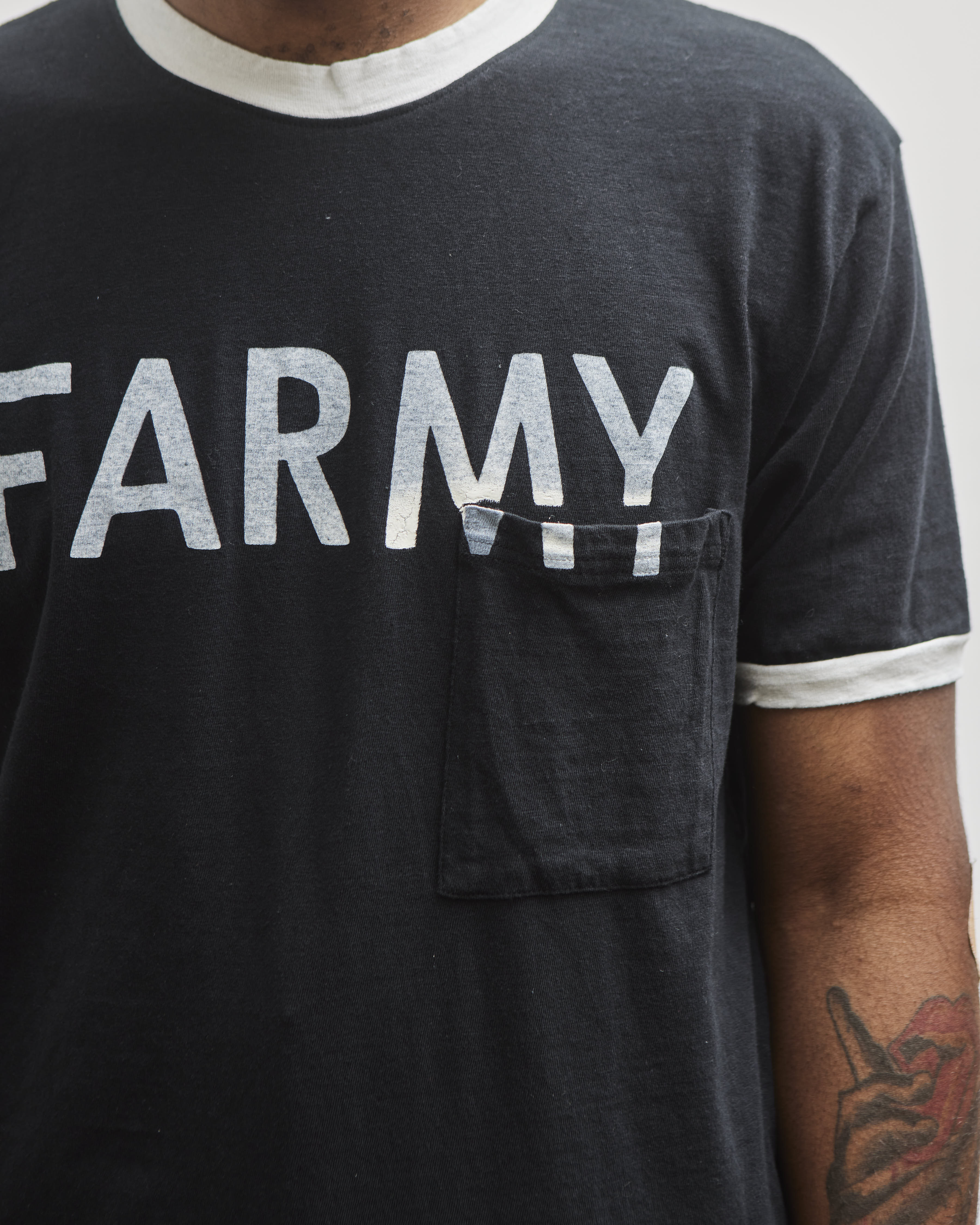 Kapital Unisex 18.5 Jersey RINGER Pocket T (FARMY), Black – Glasswing