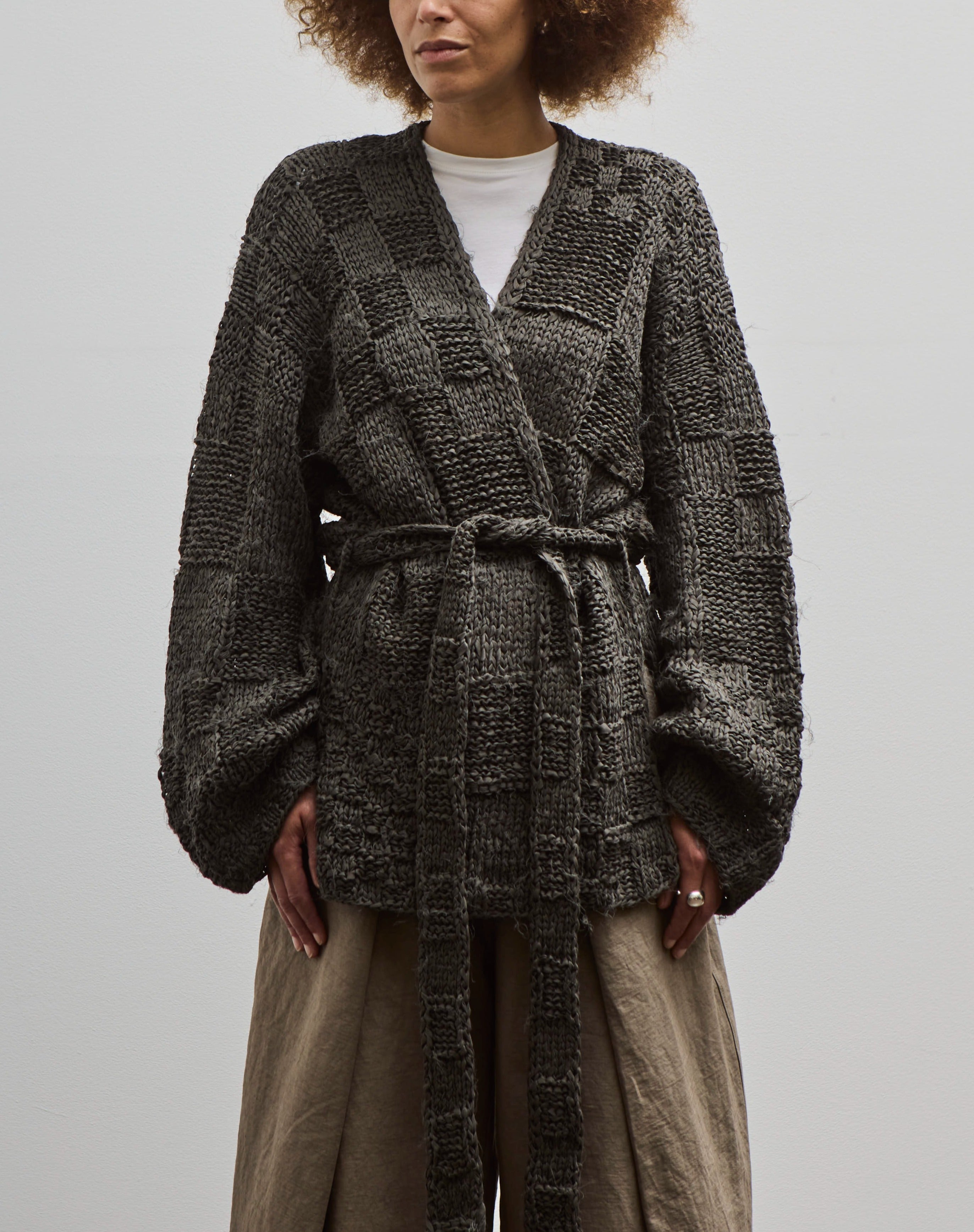 【LAUREN MANOOGIAN】HANDKNIT CABLE カーディガン Lauren Manoogian Handknit Plait Cardigan, Sumi – Glasswing