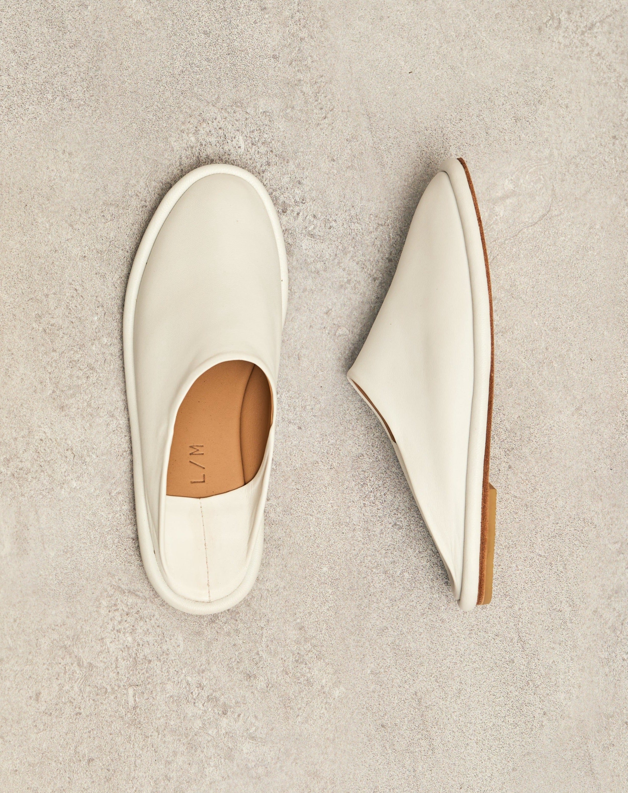 【関税込み】Lauren Manoogian グレー Column ミュール Brushed Mule in Charcoal | Lauren Manoogian | Covet + Lou