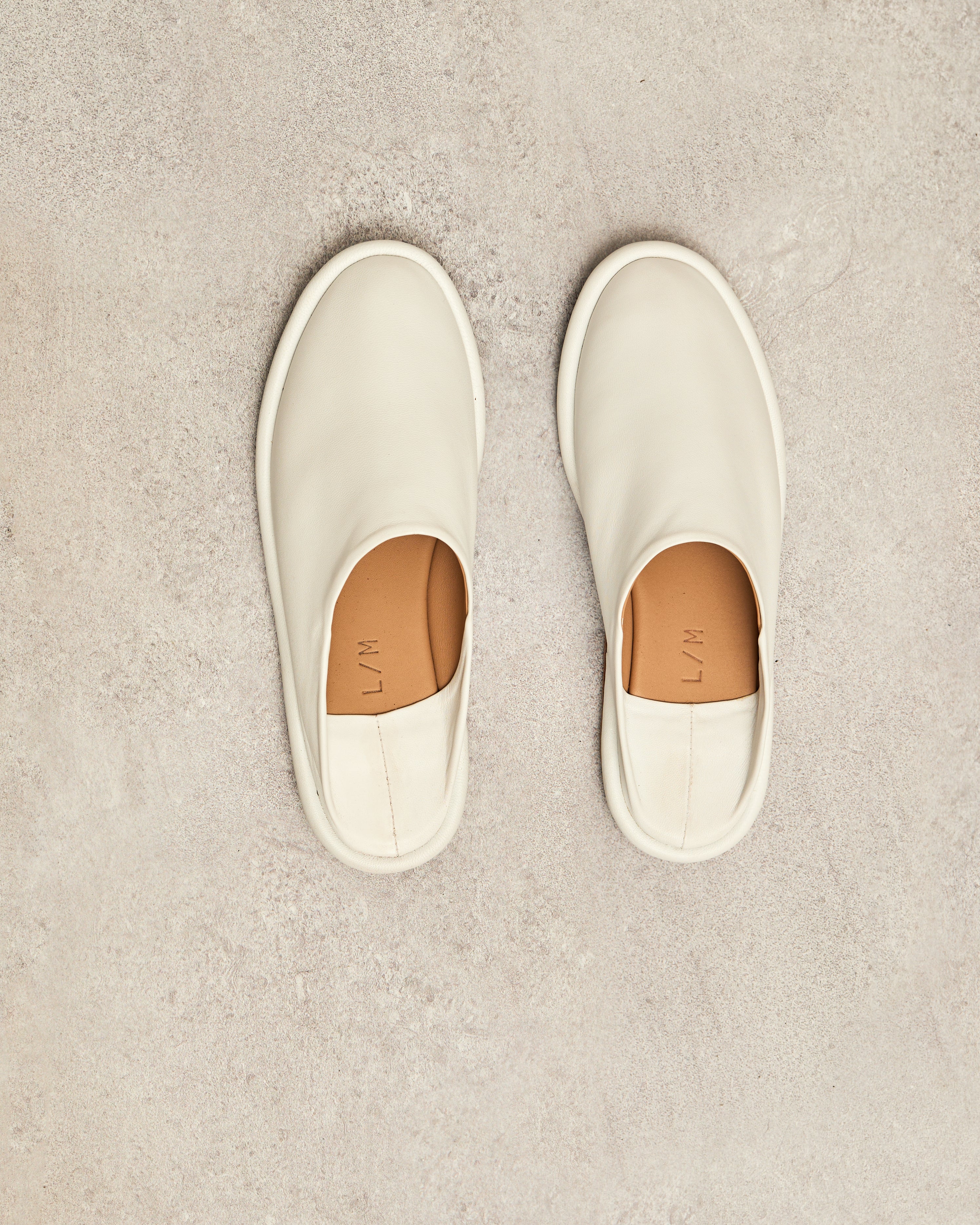 【関税込み】Lauren Manoogian グレー Moto ミュール Brushed Mule in Charcoal | Lauren Manoogian | Covet + Lou