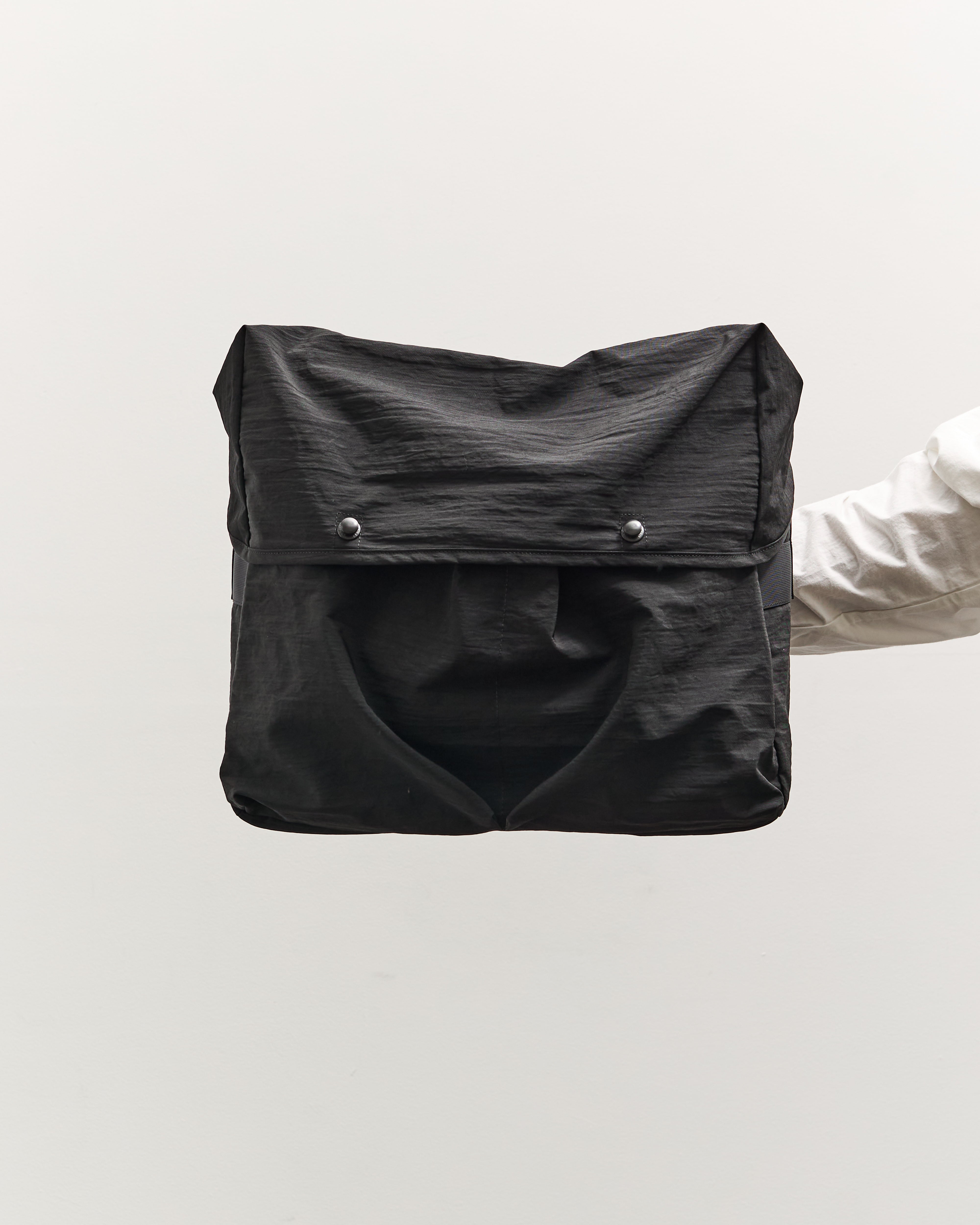 MAN-TLE R0G2 Snap Messenger, Black Nylon – Glasswing