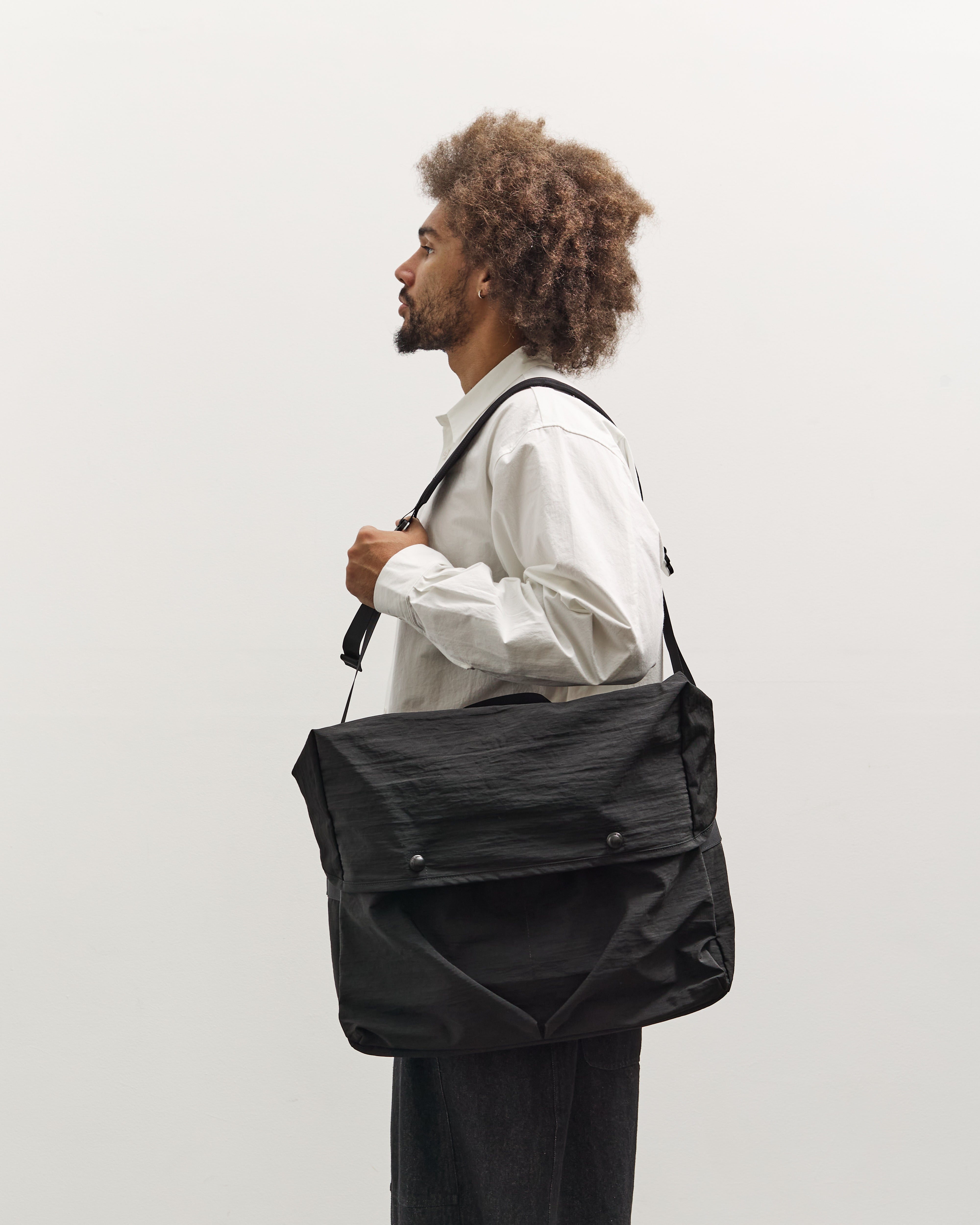 バッグ MAN-TLE R17G2 Black Nylon Chrome MAN-TLE R0G2 Snap Messenger, Black Nylon – Glasswing