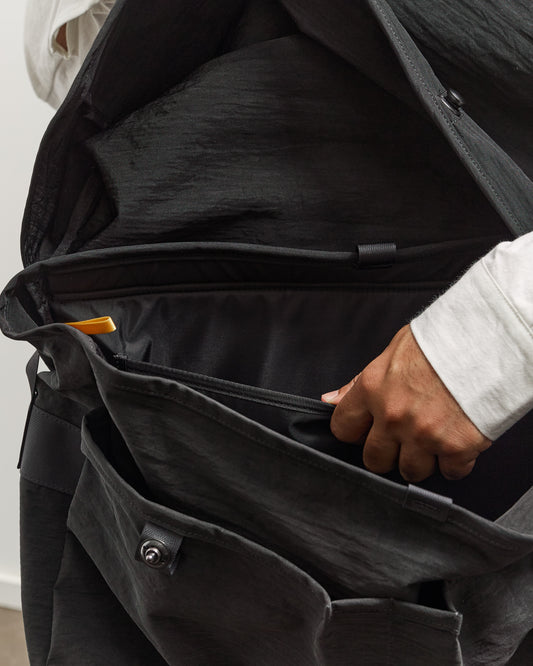 MAN-TLE R0G2 Snap Messenger, Black Nylon