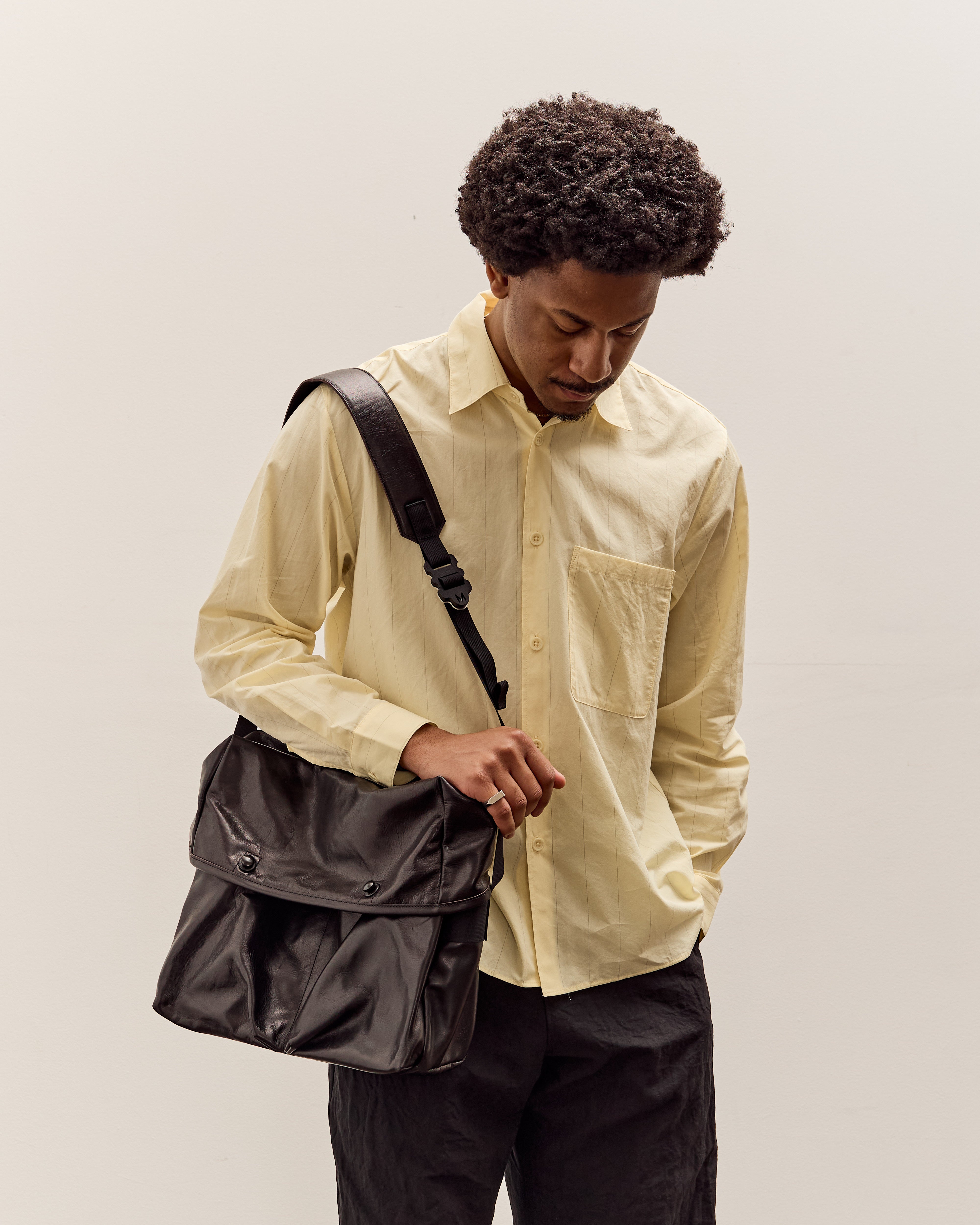 バッグ MAN-TLE MESSENGER BAG MAN-TLE R20G4 Mini Messenger, Black Hide – Glasswing