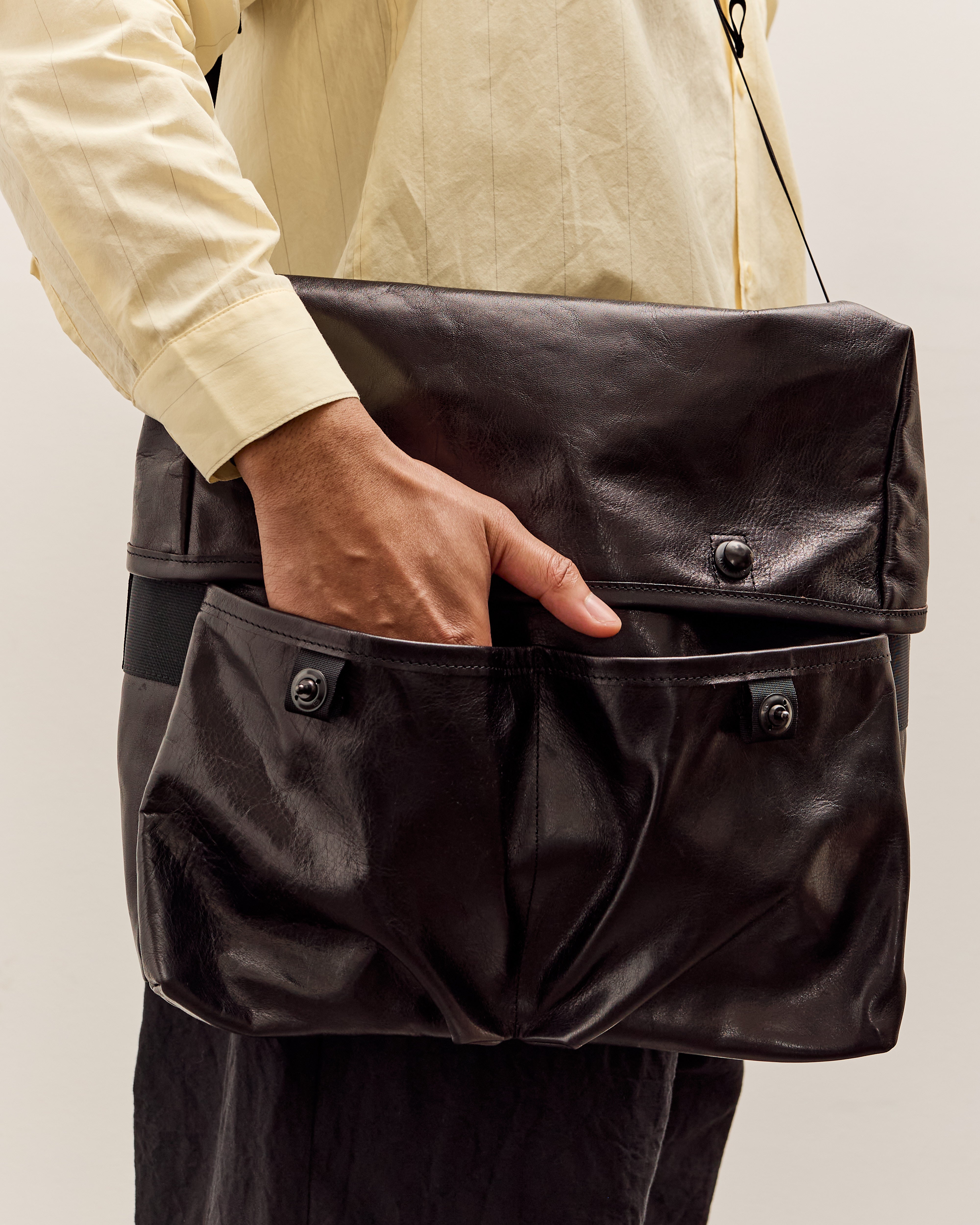 MAN-TLE R20G4 Mini Messenger, Black Hide – Glasswing