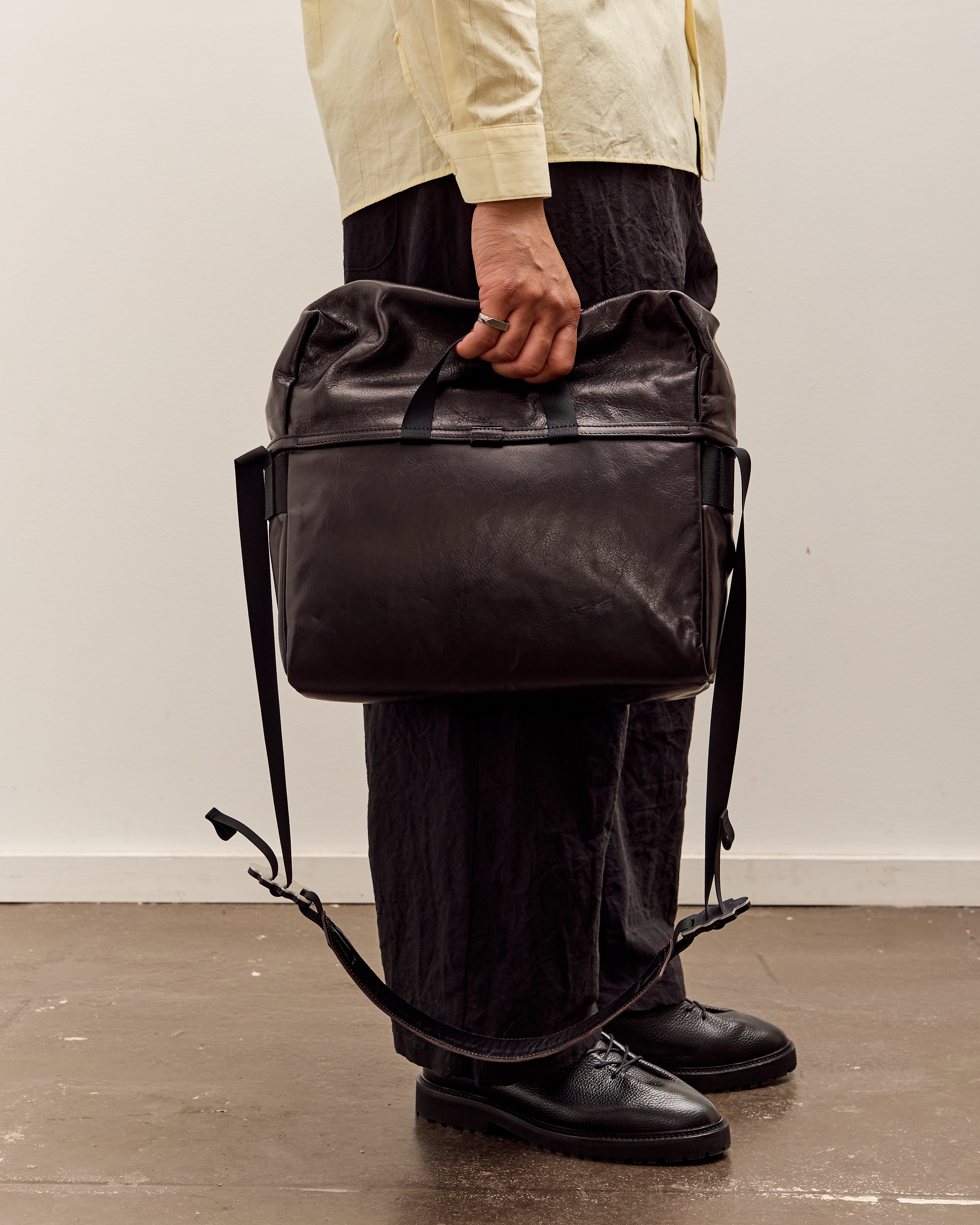 MAN-TLE R20G4 Mini Messenger, Black Hide – Glasswing