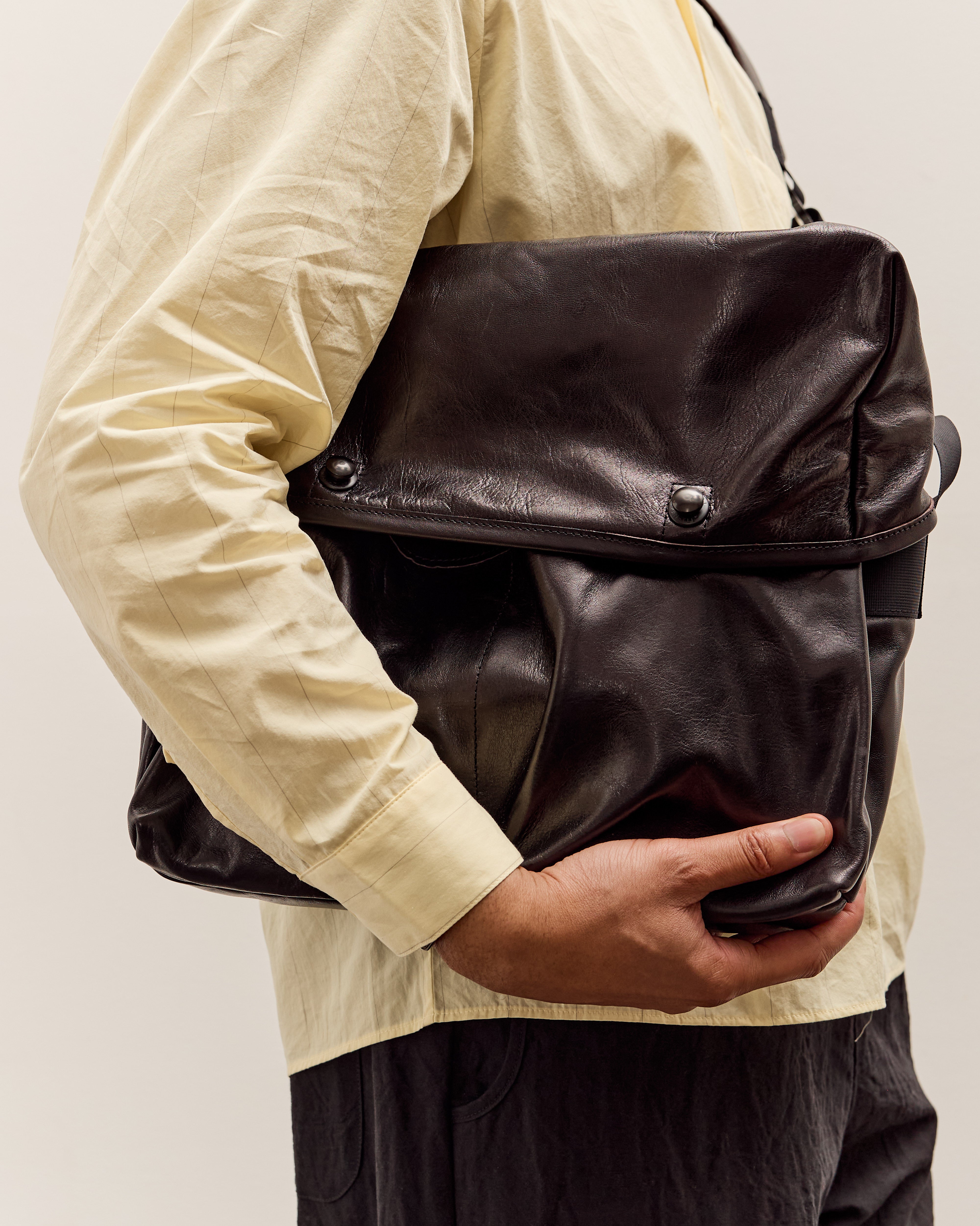 MAN-TLE R20G4 Mini Messenger, Black Hide – Glasswing
