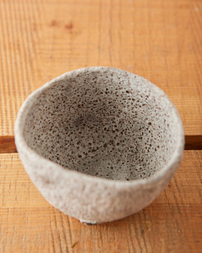 Yuriko Bullock Pinch Cup, White Speckle