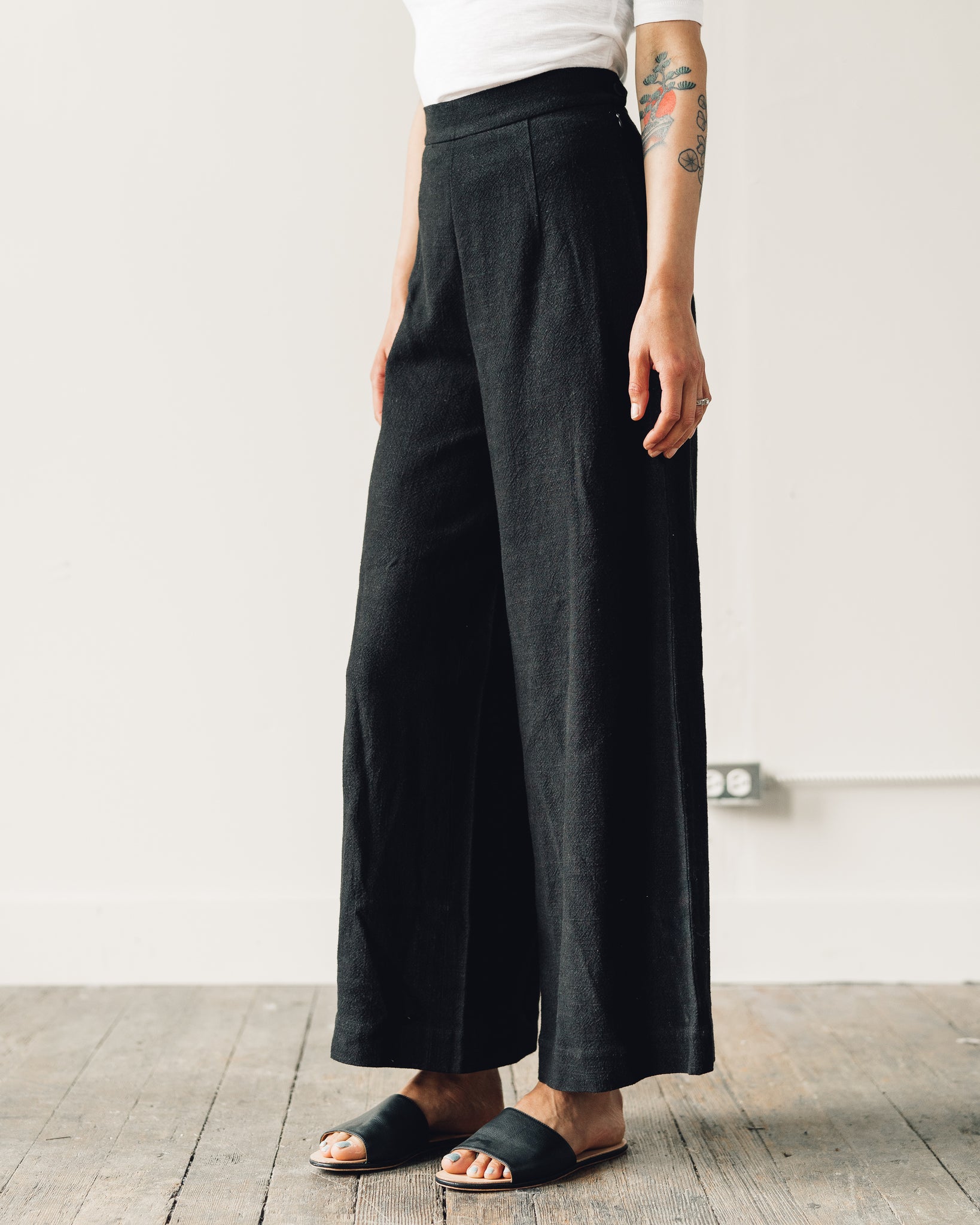 7115 Linen Wide-Legged Trouser, Black