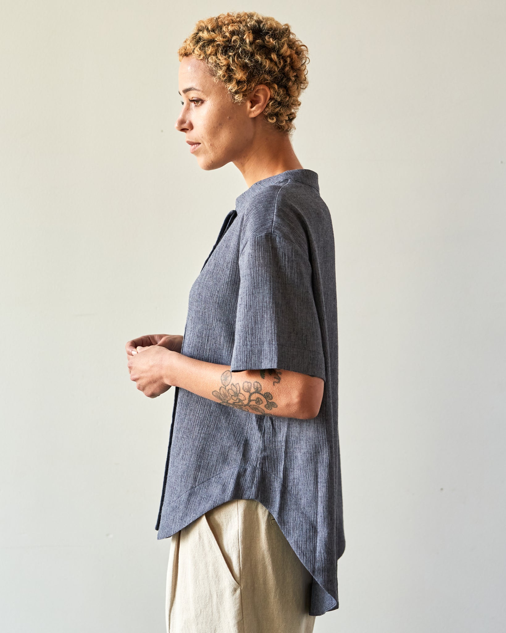 7115 Cap Sleeve Button Down, Gray Crinkle