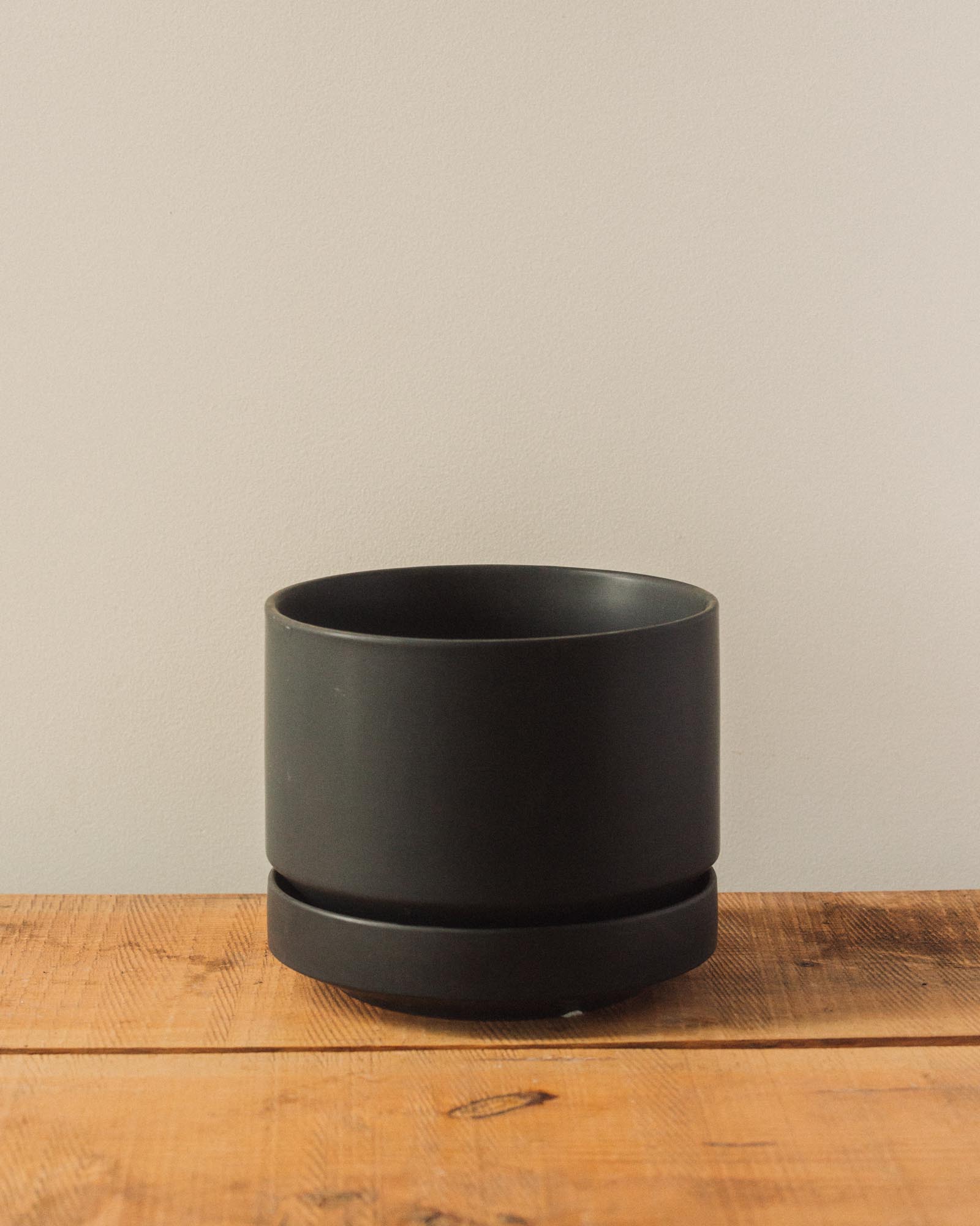 Round Two Pot, Black – Glasswing