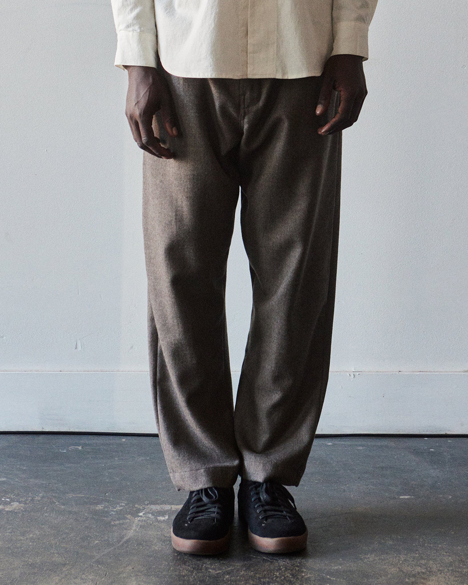 Evan Kinori Single Pleat Wool Pant, Taupe | Glasswing