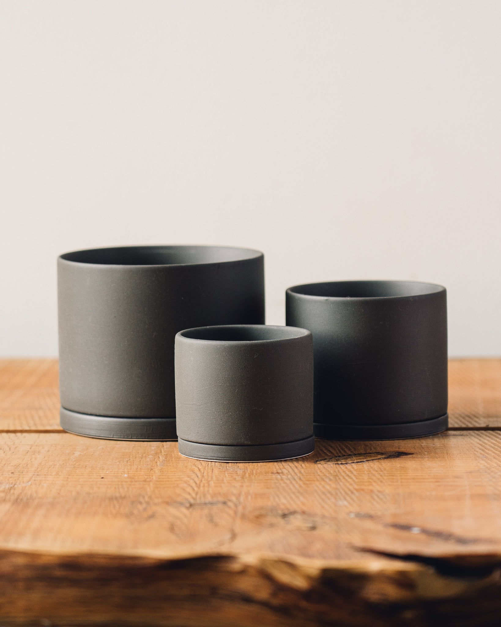 Kinto Cylinder Pot & Saucer, Dark Gray