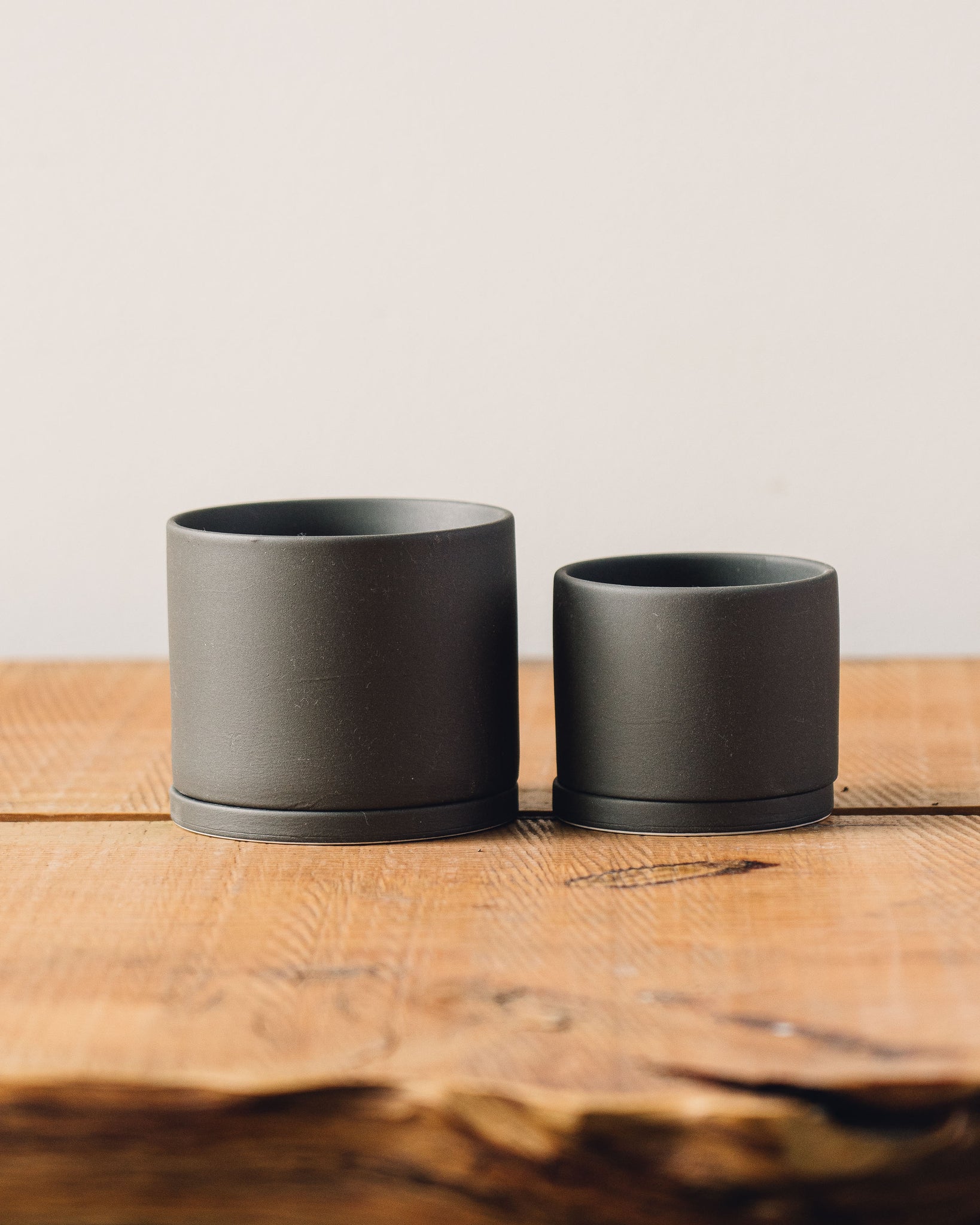 Kinto Cylinder Pot & Saucer, Dark Gray