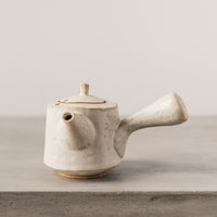 Ayame Bullock Cream Teapot, Gold Clay