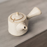 Ayame Bullock Cream Teapot, Gold Clay