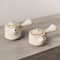 Ayame Bullock Cream Teapot, Gold Clay