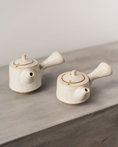 Ayame Bullock Cream Teapot, Gold Clay