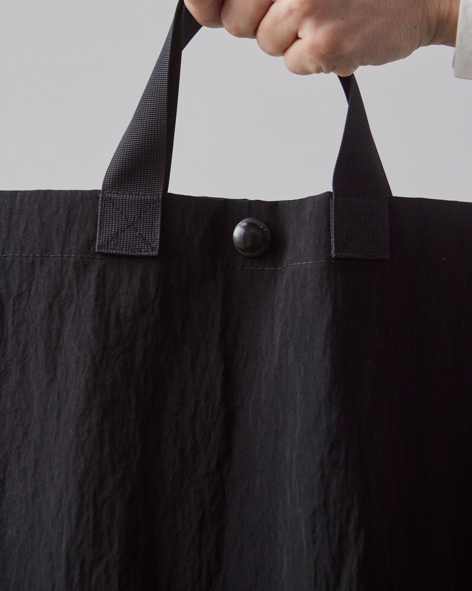 MAN-TLE R0B1 Nylon Bag, Black