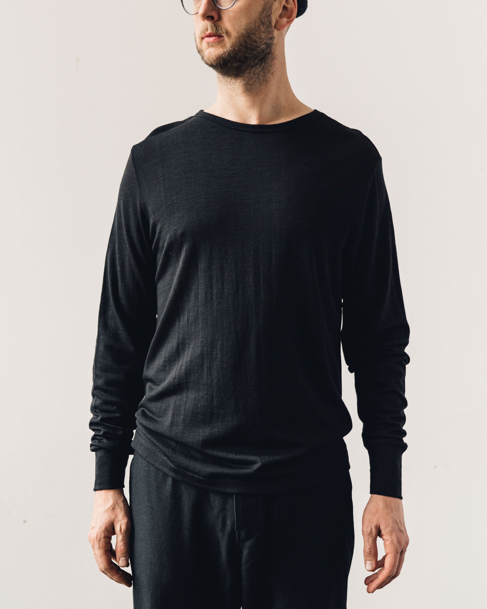 Merz b. Schwanen Merino Crew Neck, Deep Black | Glasswing