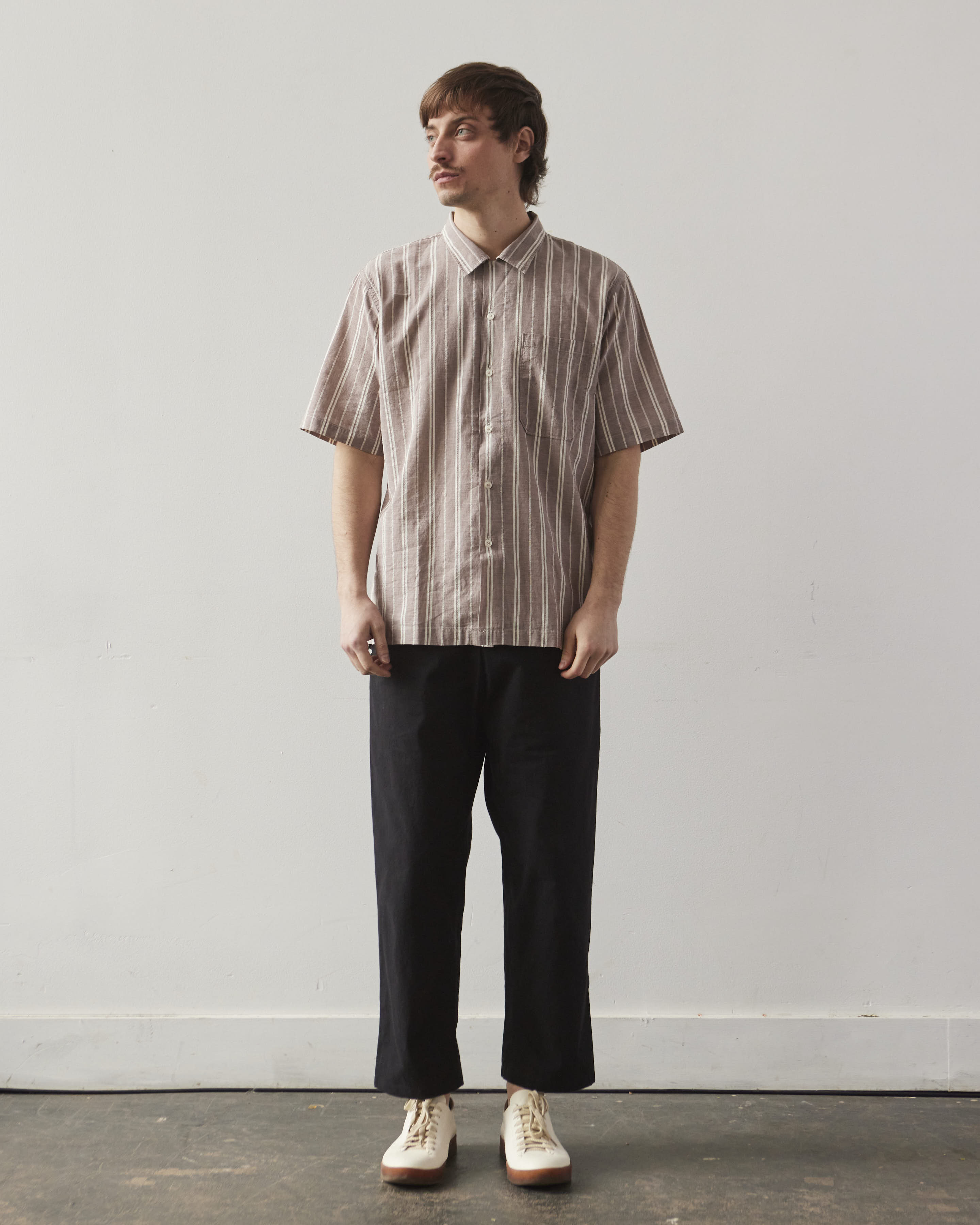 【関税込み】Universal Works ブラウン キャンプシャツ Universal Works Camp Shirt, Brown Nisi Cotton – Glasswing